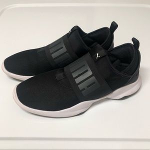 Black Puma Tennis Shoes/Sneakers